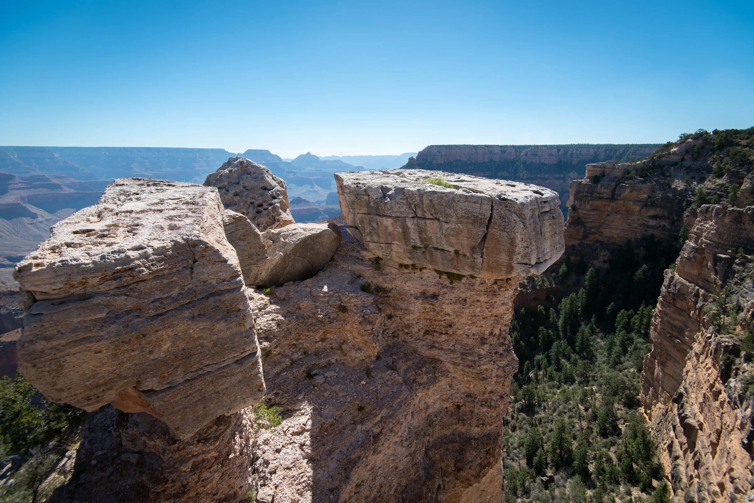 Grand Canyon South Rim rocky canyon edge close-up with layered sandstone at the precipice